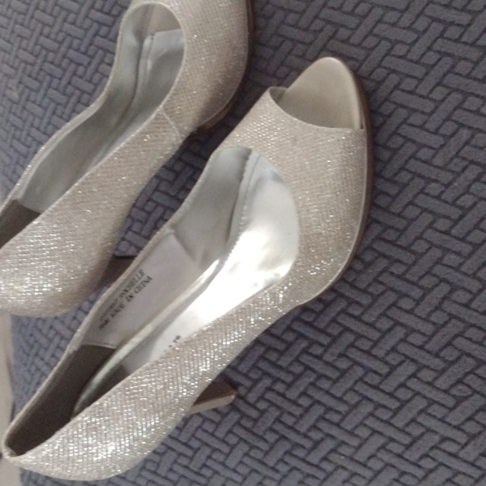 Beautiful gold sparkly heels.